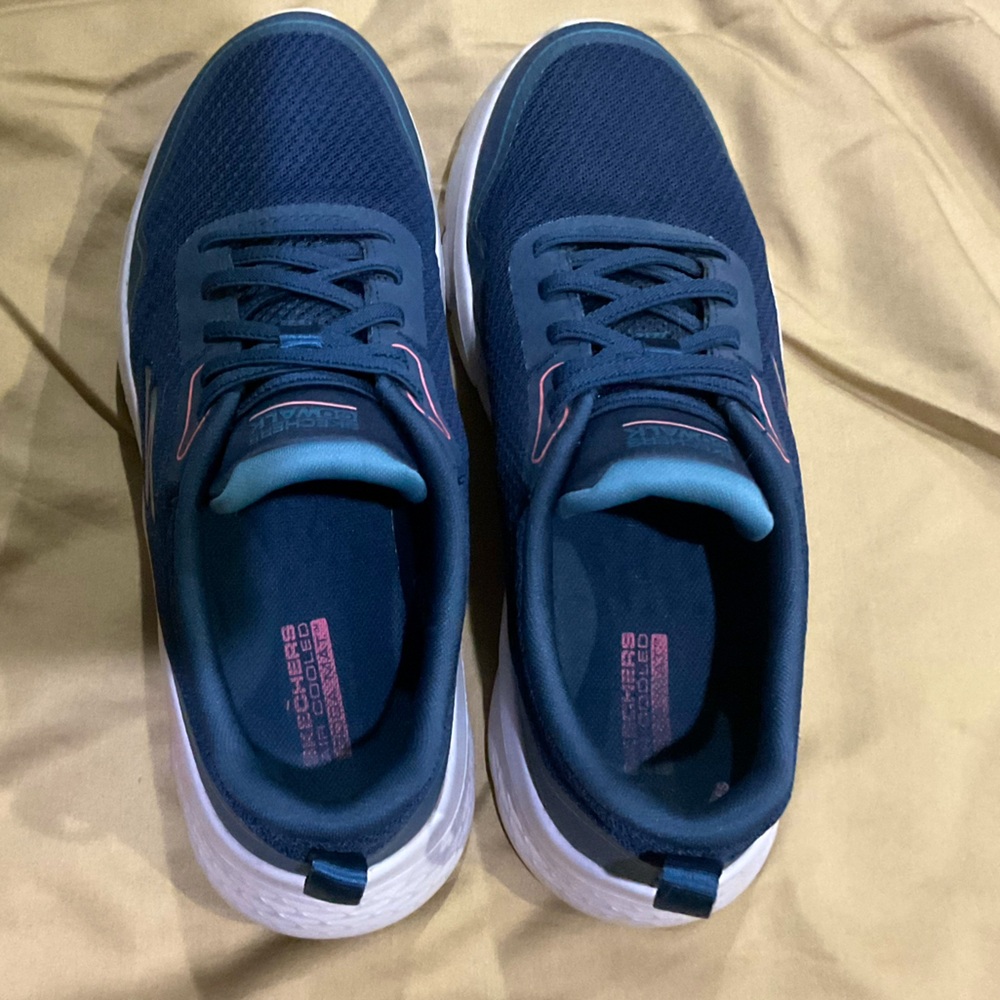 SKECHERS athletic shoes. RARELY WORN! EXCELLENT SHAPE!! Women’s 7.5